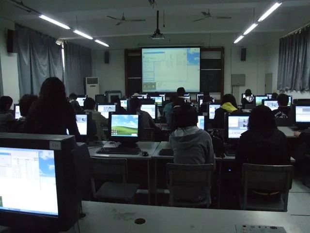 小细节大文明丨学校计算机房使用礼仪篇 文明上机，共建和谐数字空间